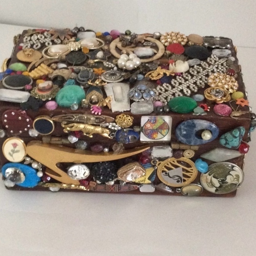 Vintage Treasure Jeweled Wooden Lined Box - Picture 3 of 9
